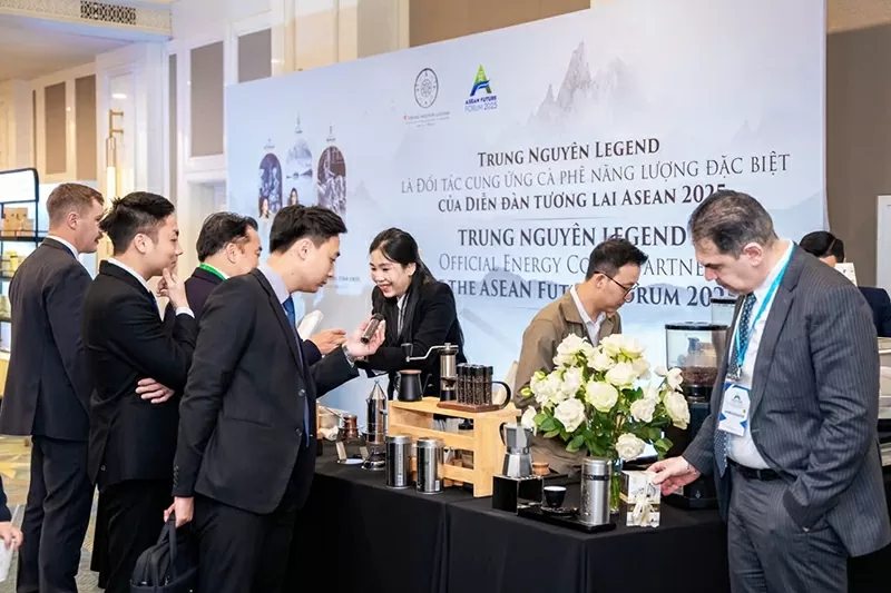 Đông đảo đại biểu, quan khách ấn tượng với hệ sinh thái cà phê đa dạng, khác biệt, đặc biệt Trung Nguyên Legend mang đến Diễn đàn Tương lai ASEAN 2025. Đông đảo đại biểu, quan khách ấn tượng với hệ sinh thái cà phê đa dạng, khác biệt, đặc biệt Trung Nguyên Legend mang đến Diễn đàn Tương lai ASEAN 2025.