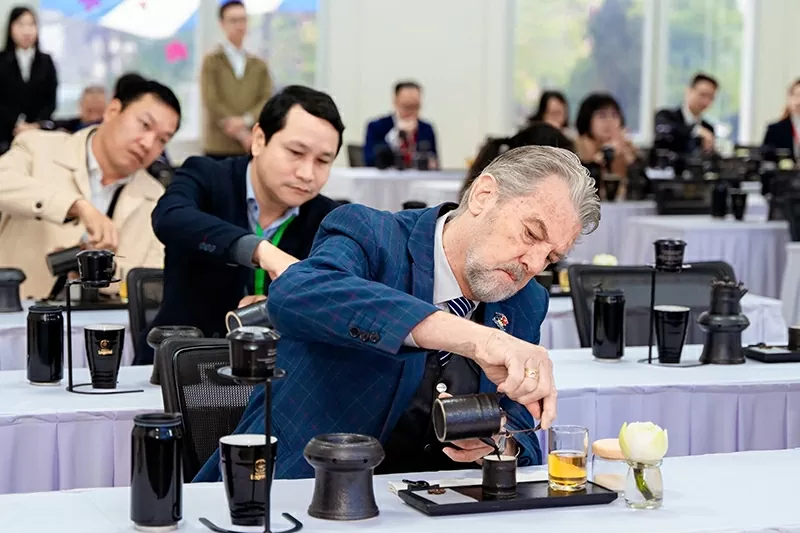 Trải nghiệm Thiền cà phê, một sản phẩm cà phê văn hóa do Trung Nguyên Legend sáng tạo mang đến một góc nhìn sâu sắc hơn về văn hóa cà phê Việt Nam cho các đại biểu, quan khách tại AFF 2025. Trải nghiệm Thiền cà phê, một sản phẩm cà phê văn hóa do Trung Nguyên Legend sáng tạo mang đến một góc nhìn sâu sắc hơn về văn hóa cà phê Việt Nam cho các đại biểu, quan khách tại AFF 2025.