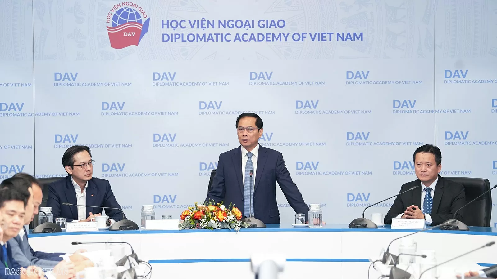 Phó Thủ tướng, Bộ trưởng Ngoại giao Bùi Thanh Sơn trao đổi với các lãnh đạo địa phương tham dự Chương trình ‘Cập nhật các vấn đề quốc tế và chính sách đối ngoại Việt Nam’.