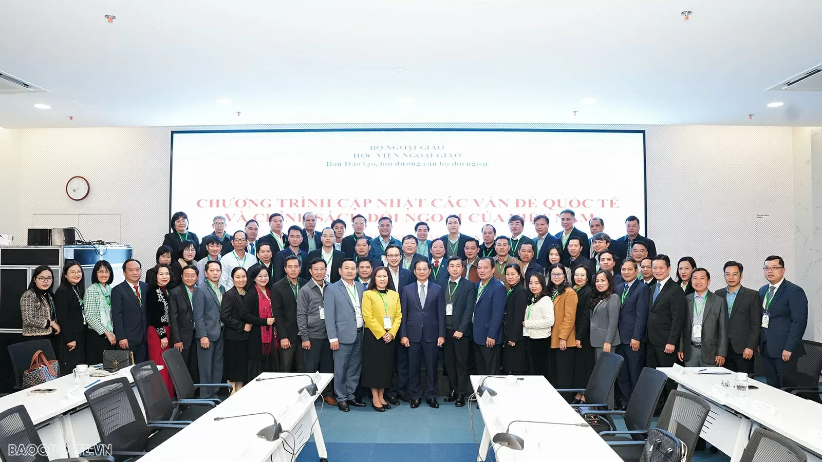 Phó Thủ tướng, Bộ trưởng Ngoại giao Bùi Thanh Sơn trao đổi với các lãnh đạo địa phương tham dự Chương trình ‘Cập nhật các vấn đề quốc tế và chính sách đối ngoại Việt Nam’.