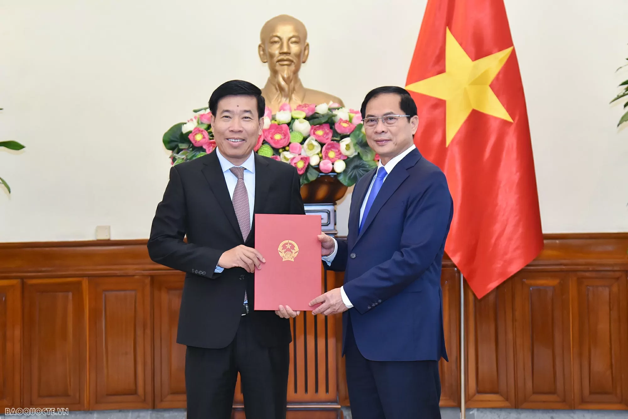 Phó Thủ tướng, Bộ trưởng Ngoại giao Bùi Thanh Sơn trao quyết định bổ nhiệm 3 Thứ trưởng Ngoại giao Phó Thủ tướng, Bộ trưởng Ngoại giao Bùi Thanh Sơn trao quyết định bổ nhiệm 3 Thứ trưởng Ngoại giao