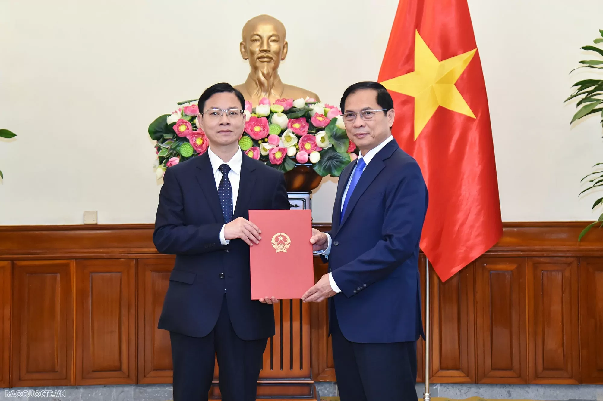 Ủy viên Trung ương Đảng, Phó Thủ tướng, Bộ trưởng Ngoại giao Bùi Thanh Sơn trao quyết định bổ nhiệm Thứ trưởng Ngoại giao cho ông Ngô Lê Văn. Tại Quyết định số 320/QĐ-TTg ngày 19/2/2025, Thủ tướng bổ nhiệm ông Ngô Lê Văn, nguyên Phó Trưởng ban Đối ngoại T