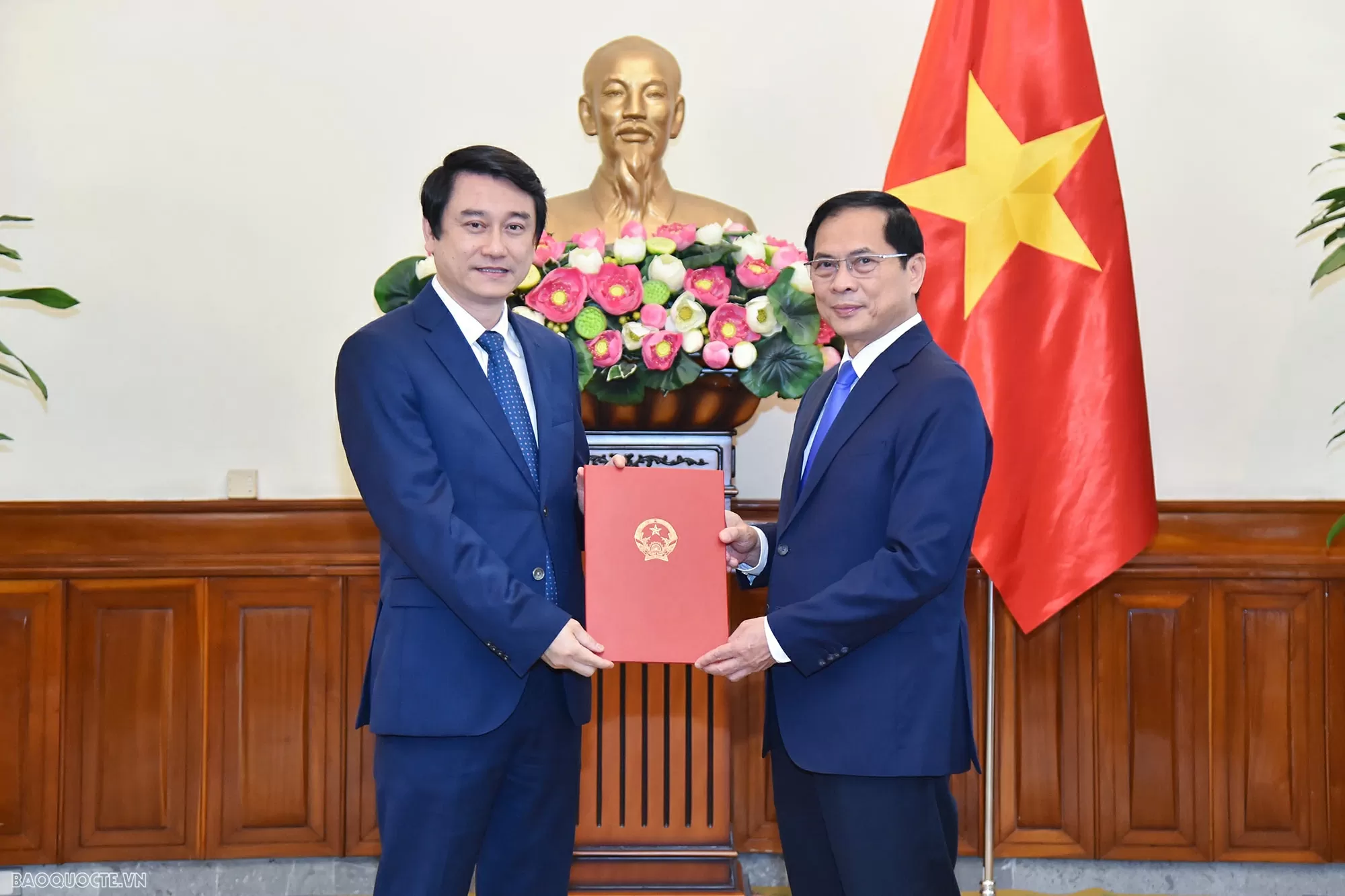 Phó Thủ tướng, Bộ trưởng Ngoại giao Bùi Thanh Sơn trao quyết định bổ nhiệm 3 Thứ trưởng Ngoại giao Phó Thủ tướng, Bộ trưởng Ngoại giao Bùi Thanh Sơn trao quyết định bổ nhiệm 3 Thứ trưởng Ngoại giao