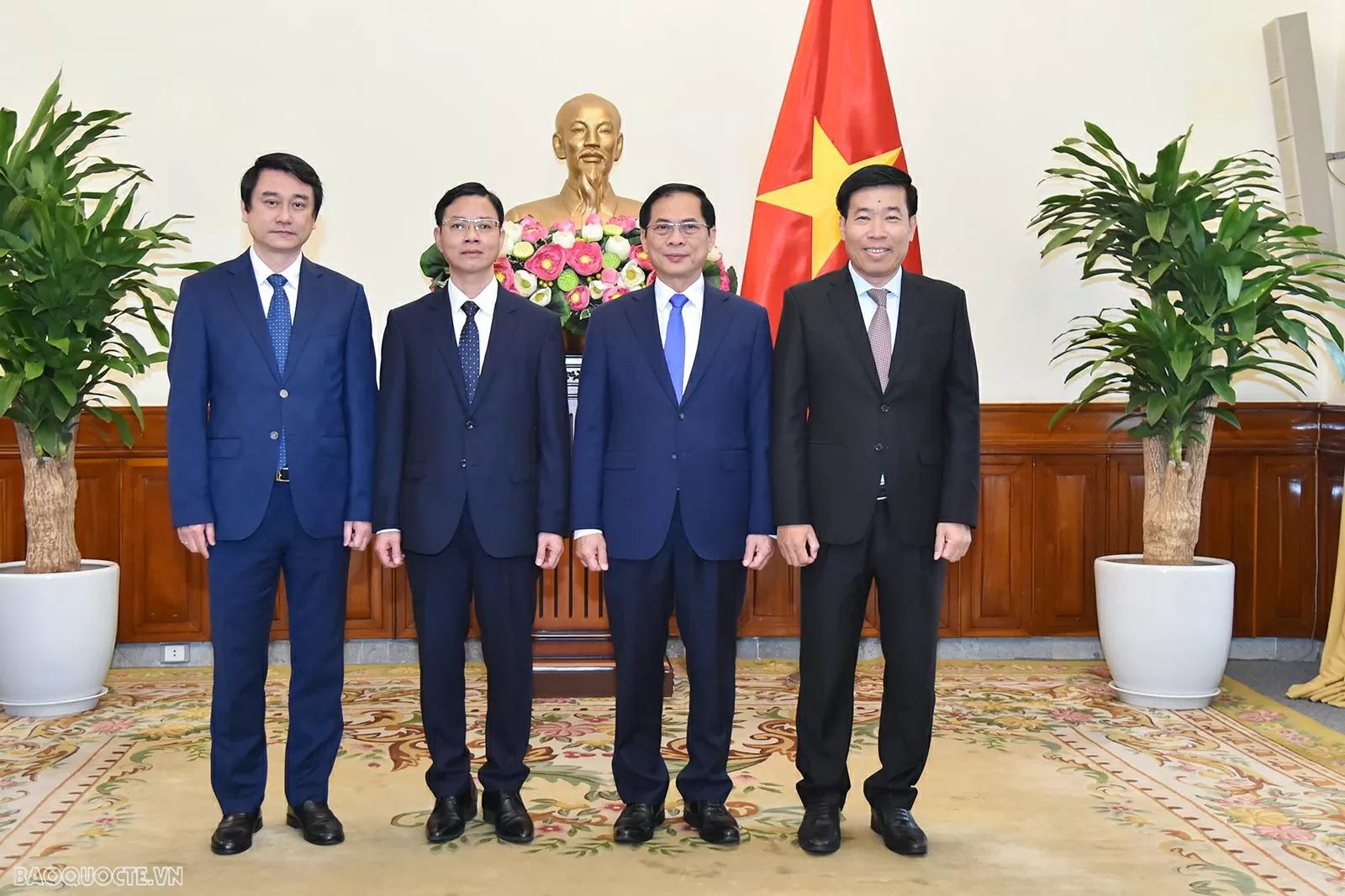 Phó Thủ tướng, Bộ trưởng Ngoại giao Bùi Thanh Sơn trao quyết định bổ nhiệm 3 Thứ trưởng Ngoại giao Phó Thủ tướng, Bộ trưởng Ngoại giao Bùi Thanh Sơn trao quyết định bổ nhiệm 3 Thứ trưởng Ngoại giao