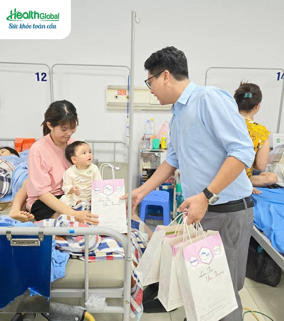 Đại diện NTT Việt Nam trao tặng 200 suất quà đến bệnh nhân nhi Bệnh viên Đa khoa Ba Vì. Đại diện NTT Việt Nam trao tặng 200 suất quà đến bệnh nhân nhi Bệnh viên Đa khoa Ba Vì.