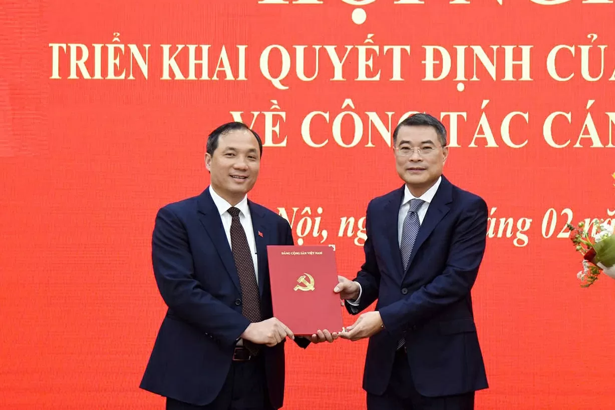 Đồng chí Lê Minh Hưng - Ủy viên Bộ Chính trị, Bí thư Trung ương Đảng, Trưởng ban Tổ chức Trung ương trao quyết định bổ nhiệm cho đồng chí Hoàng Trung Dũng. (Nguồn: VGP News)