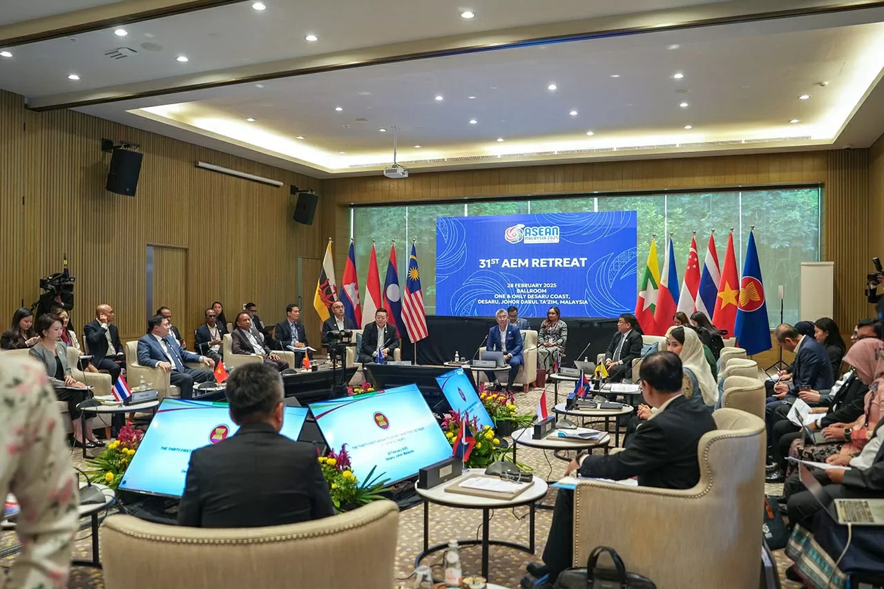 Các đại biểu dự Hội nghị hẹp Bộ trưởng Kinh tế ASEAN lần thứ 31 (AEMR-31) chụp ảnh lưu niệm. (Nguồn: asean.org) Các đại biểu dự Hội nghị hẹp Bộ trưởng Kinh tế ASEAN lần thứ 31 (AEMR-31) chụp ảnh lưu niệm. (Nguồn: asean.org)