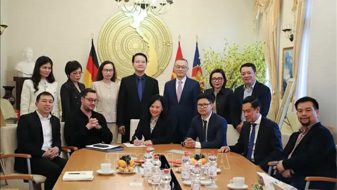 Lễ ký kết thành lập Hiệp hội Doanh nghiệp trẻ Việt Nam tại châu Âu. Ảnh: Phương Hoa/TTXVN 