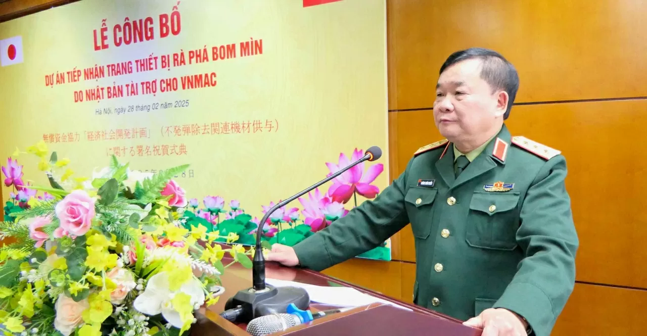 Thượng tướng Hoàng Xuân Chiến, Ủy viên Trung ương Đảng, Ủy viên Thường vụ Quân ủy Trung ương, Thứ trưởng Bộ Quốc phòng, Trưởng Cơ quan Thường trực Ban Chỉ đạo quốc gia về khắc phục hậu quả bom mìn và chất độc hóa học sau chiến tranh ở Việt Nam phát  biểu tại Lễ Công bố. (Ảnh: Thành Long)