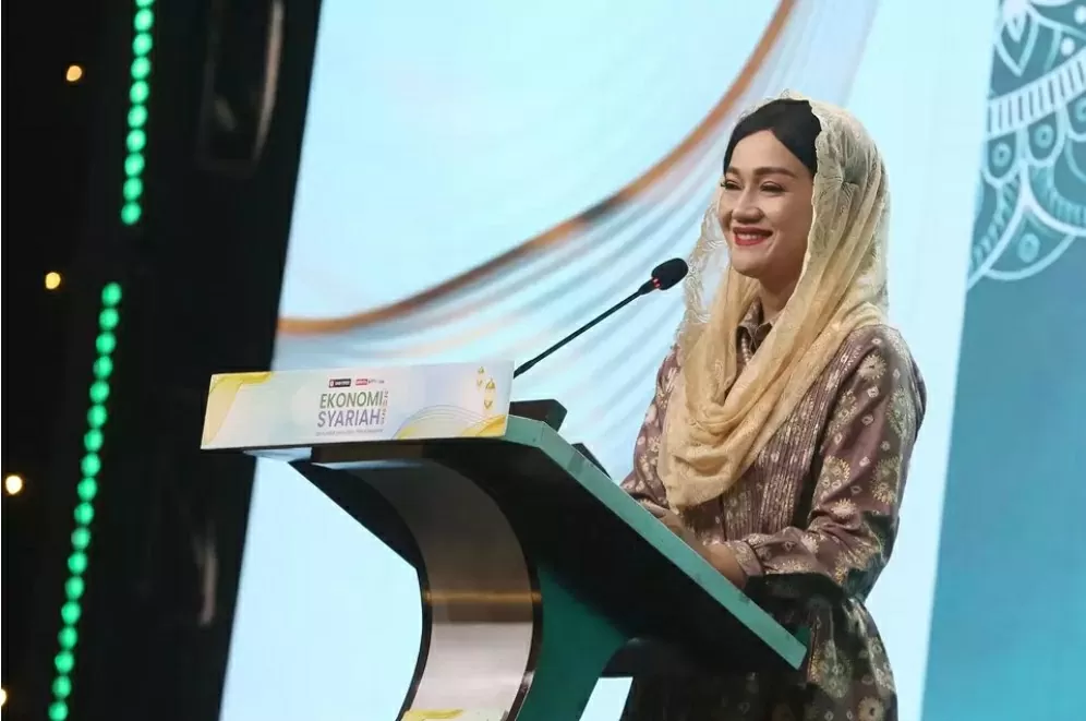 Bà Friderica Widyasari Dewi, ủy viên Cơ quan giám sát dịch vụ tài chính (OJK) phát biểu tại Hội thảo, ngày 27//2/2025. (Nguồn: Jakarta Globe)