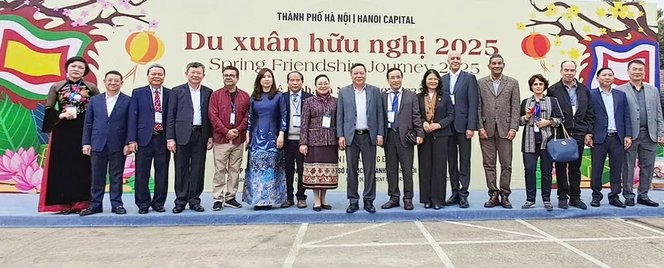 Phó Bí thư Thường trực Thành ủy Hà Nội Nguyễn Văn Phong đã tham dự chương trình. Chương trình đã thu hút 400 đại biểu gồm: 15 Đại sứ cùng phu nhân, phu quân và gần 200 cán bộ ngoại giao tại các đại sứ quán, đại diện các tổ chức quốc tế, tổ chức phi chính phủ nước ngoài tại Việt Nam. Các đại biểu tham dự chương trình đã được tham quan, trải nghiệm các hoạt động như: Trải nghiệm làng nghề trồng hoa Mê Linh; dâng hương, tham quan, nghe giới thiệu về Di tích Quốc gia đặc biệt Đền Hai Bà Trưng; trồn Phó Bí thư Thường trực Thành ủy Hà Nội Nguyễn Văn Phong đã tham dự chương trình. Chương trình đã thu hút 400 đại biểu gồm: 15 Đại sứ cùng phu nhân, phu quân và gần 200 cán bộ ngoại giao tại các đại sứ quán, đại diện các tổ chức quốc tế, tổ chức phi chính