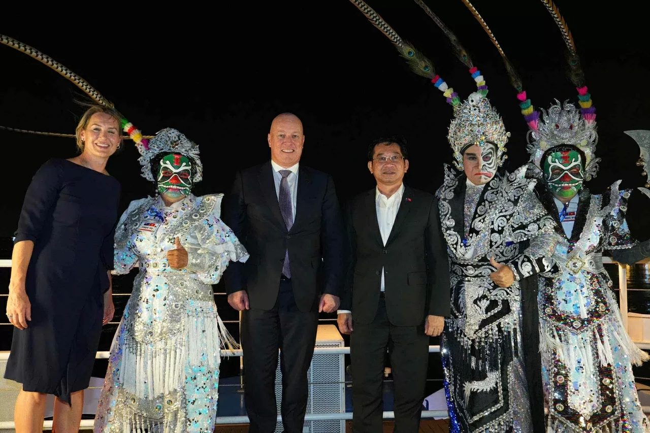 Thủ tướng Christopher Luxon cùng Phó Chủ tịch Thường trực Dương Ngọc Hải thưởng thức nghệ thuật hát bội của Việt Nam. (Nguồn: Sở Ngoại vụ TP Hồ Chí Minh)