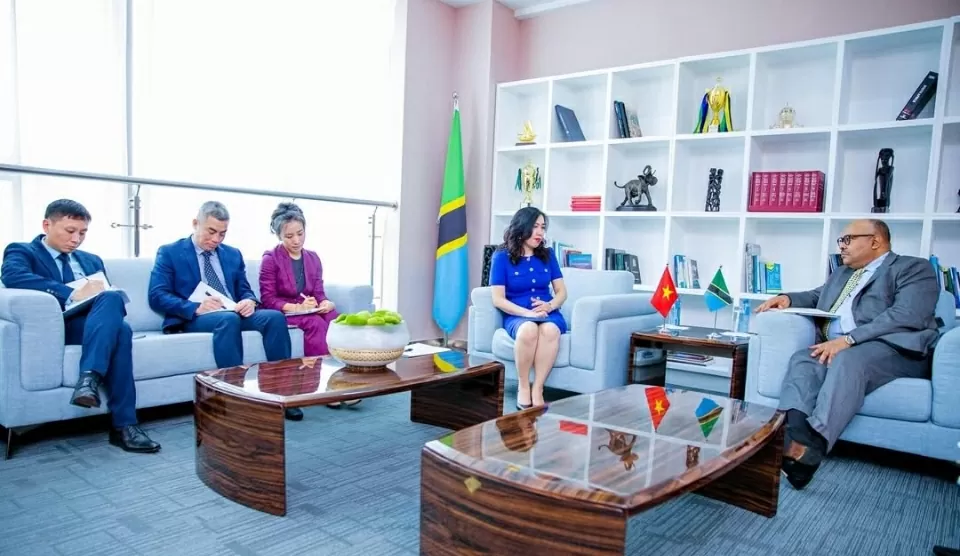 Thứ trưởng Ngoại giao Lê Thị Thu Hằng hội đàm với Bộ trưởng Ngoại giao và Hợp tác Cộng hòa Thống nhất Tanzania Mahmoud Thabit Kombo. (Nguồn: Bộ Ngoại giao) Thứ trưởng Ngoại giao Lê Thị Thu Hằng hội đàm với Bộ trưởng Ngoại giao và Hợp tác Cộng hòa Thống nhất Tanzania Mahmoud Thabit Kombo. (Nguồn: Bộ Ngoại giao)