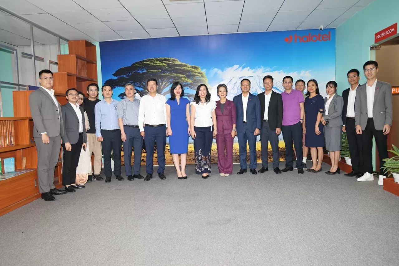 Thứ trưởng Lê Thị Thu Hằng thăm, làm việc với Halotel. (Nguồn: Bộ Ngoại giao) Thứ trưởng Lê Thị Thu Hằng thăm, làm việc với Halotel. (Nguồn: Bộ Ngoại giao)