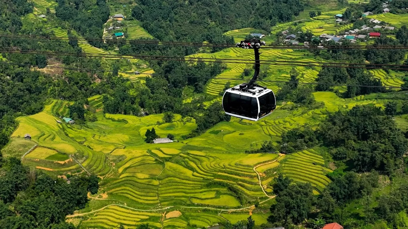 Cáp treo Fansipan đi qua thung lũng Mường Hoa. (Nguồn: Thanh Niên) Cáp treo Fansipan đi qua thung lũng Mường Hoa. (Nguồn: Thanh Niên)