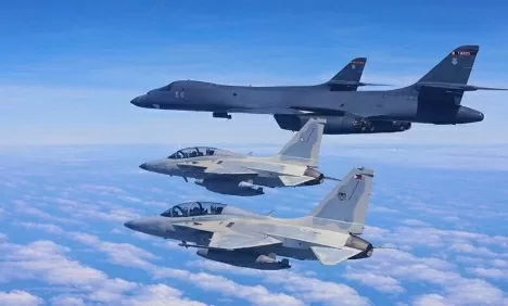 Máy bay chiến đấu FA-50 của Không quân Philippines và máy bay ném bom B-1B của Không quân Hoa Kỳ thực hiện tuần tra chung trên Biển Đông vào tháng 2/2025. (Nguồn: Không quân Philippines) Máy bay chiến đấu FA-50 của Không quân Philippines và máy bay ném bom B-1B của Không quân Hoa Kỳ thực hiện tuần tra chung trên Biển Đông vào tháng 2/2025. (Nguồn: Không quân Philippines)