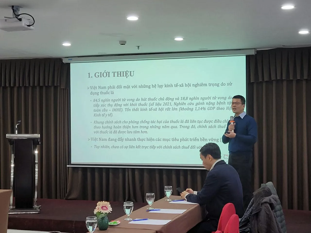 Tăng thuế thuốc lá để giảm chi phí y tế, cứu sống thêm nhiều người Tăng thuế thuốc lá để giảm chi phí y tế, cứu sống thêm nhiều người