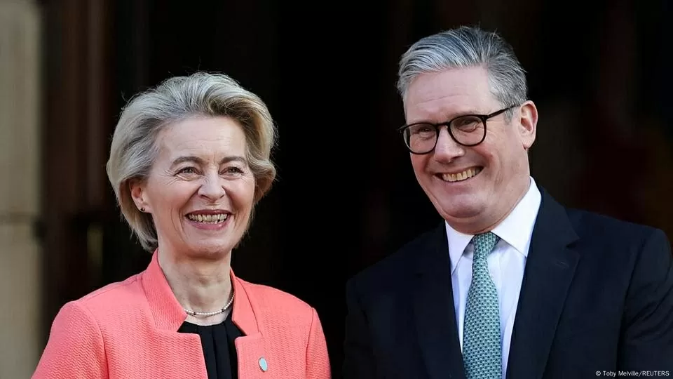 Thủ tướng Anh Keir Starmer đón Chủ tịch Ủy ban châu Âu Ursula von der Leyen ngày 2/3/2025. (Nguồn: Reuters) Thủ tướng Anh Keir Starmer đón Chủ tịch Ủy ban châu Âu Ursula von der Leyen ngày 2/3/2025. (Nguồn: Reuters)