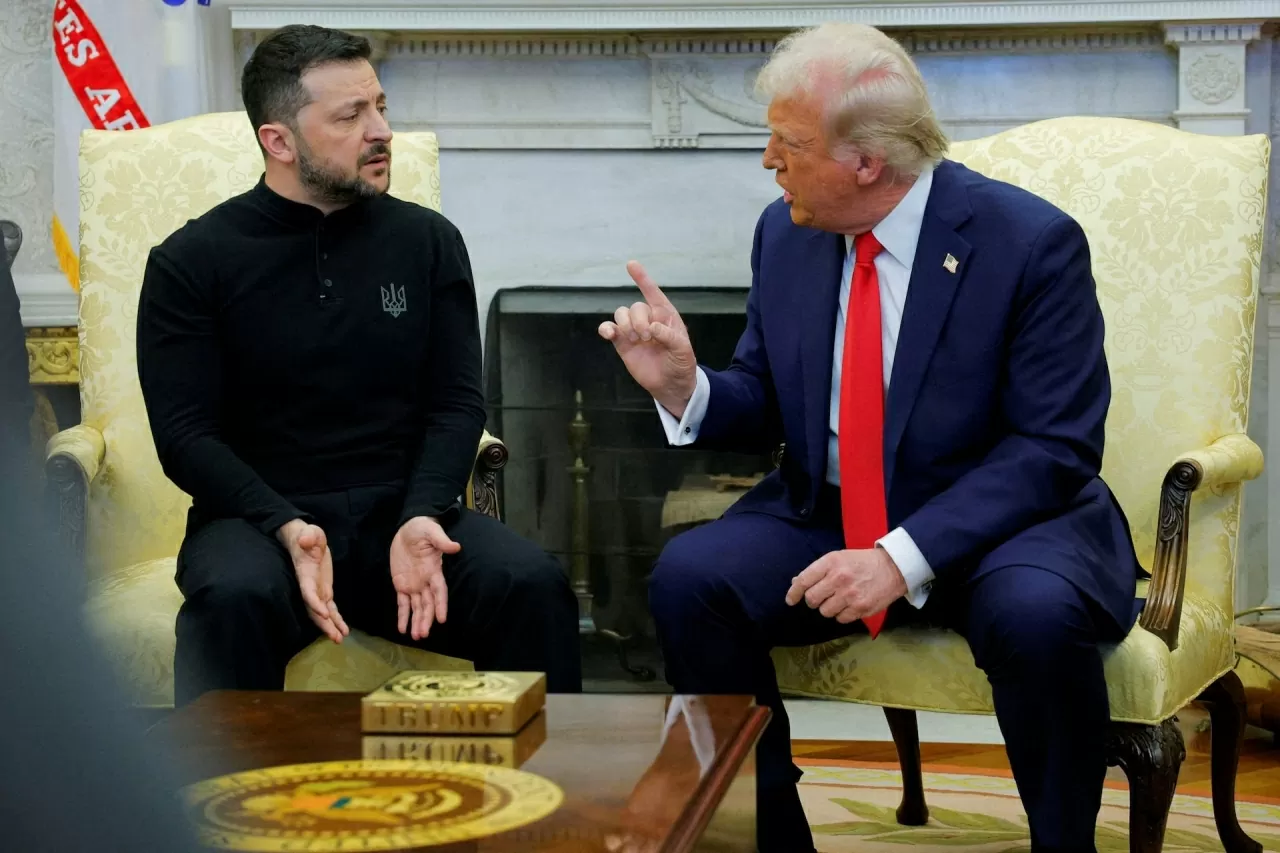 Tổng thống Mỹ Donald Trump gặp người đồng cấp Ukraine Volodymir Zelensky tại Nhà Trắng ở Washington, ngày 28/2. Tại cuộc gặp, hai nhà lãnh đạo đã tranh cãi nảy lửa, khi ông Zelensky kêu gọi Trump thận trọng với Nga, ngược lại nhà lãnh đạo Mỹ cáo buộc đối phương thiếu tôn trọng, làm phơi bày những bất đồng âm ỉ giữa hai bên. Sau đó cùng ngày, Tổng thống Trump tuyên bố trên mạng xã hội Truth Social rằng người đồng cấp Ukraine Zelensky Tổng thống Ukraine 'xuống nước', sẵn sàng ký thỏa thuận khoáng sản, ông Trump cũng muốn điều này?