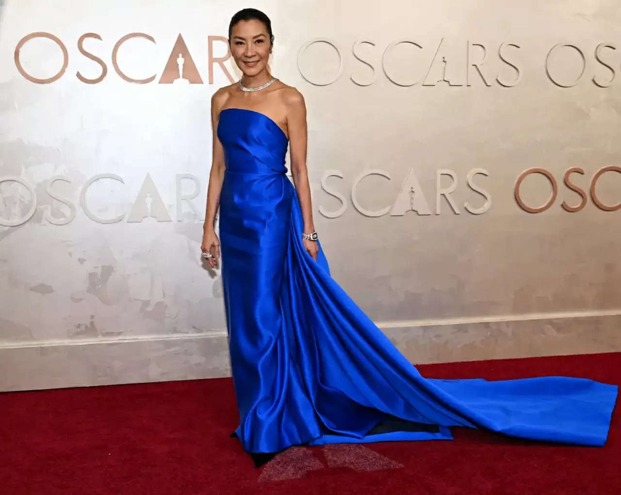 Những bộ váy đẹp nhất thảm đỏ Oscar 2025