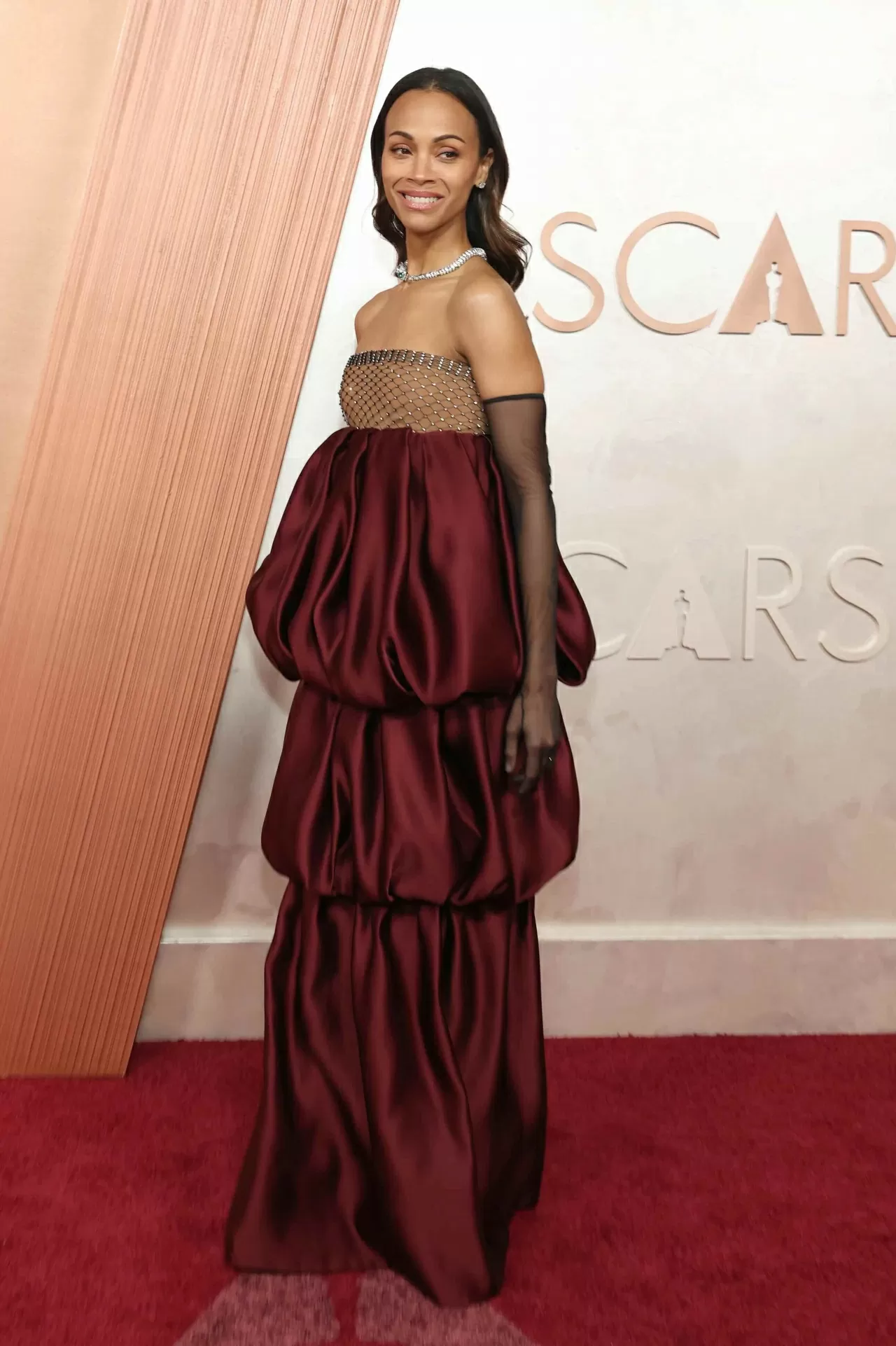 Những bộ váy đẹp nhất thảm đỏ Oscar 2025