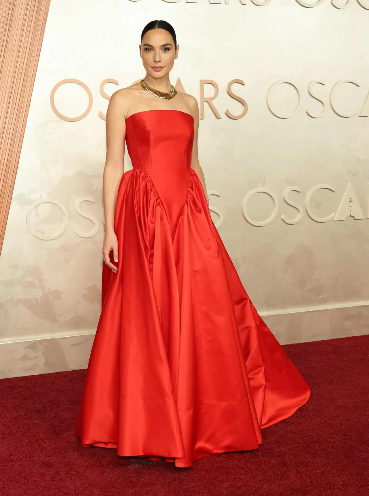 Những bộ váy đẹp nhất thảm đỏ Oscar 2025