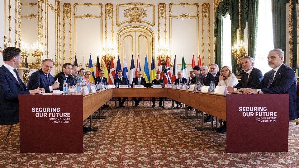 Xung đột Ukraine: Bị đẩy đến 'ngã 3 lịch sử', châu Âu bước tới thời khắc tự đứng trên đôi chân mình, 'chiếc ô' Mỹ vẫn còn quá lớn?