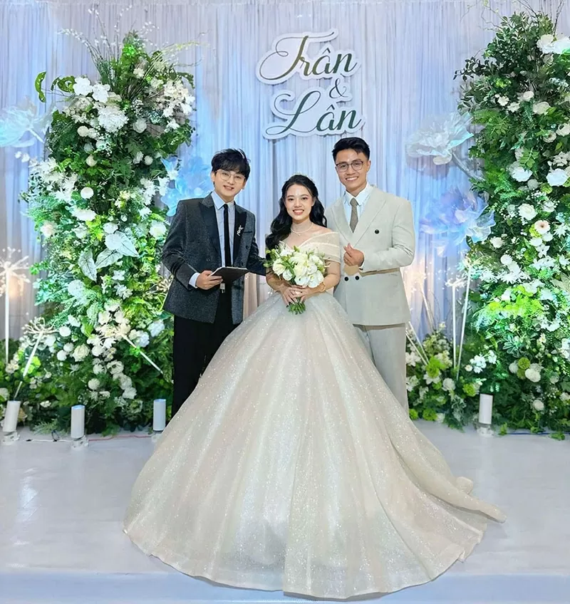 Minh Phúc nhanh chóng trở nên nổi tiếng với vai trò MC tại những sự kiện lớn, đặc biệt là đám cưới sang trọng.