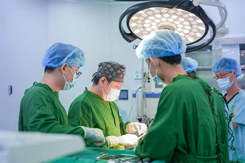 Bác sĩ Ngô Mộng Hùng trong ca phẫu thuật thẩm mỹ