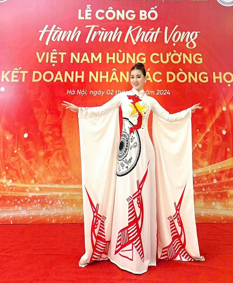 Hoa hậu doanh nhân Hồ Như Quỳnh tham dự Lễ công bố “Hành trình khát vọng Việt Nam hùng cường đại đoàn kết doanh nhân các dòng họ Việt Nam”.
