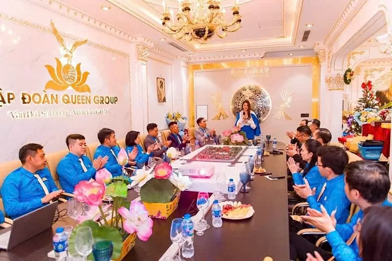 Hoa hậu doanh nhân Hồ Như Quỳnh cùng tập thể cán bộ, nhân viên tại Queen Group.