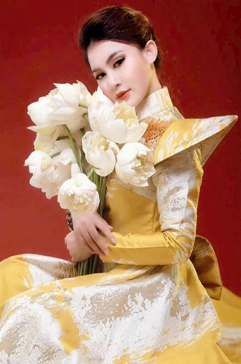 Chị Quỳnh luôn quan niệm rằng những dịp Tết không chỉ là những ngày nghỉ ngơi, mà còn là cơ hội để mỗi người nhìn lại chặng đường đã qua, trân trọng những thành quả đã đạt được và chuẩn bị tinh thần sẵn sàng cho một năm mới đầy hy vọng. Chị Quỳnh luôn quan niệm rằng những dịp Tết không chỉ là những ngày nghỉ ngơi, mà còn là cơ hội để mỗi người nhìn lại chặng đường đã qua, trân trọng những thành quả đã đạt được và chuẩn bị tinh thần sẵn sàng cho một năm mới đầy hy vọng.