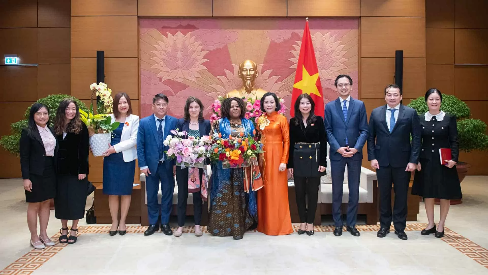 Việt Nam luôn coi trọng và cam kết mạnh mẽ trong việc bảo đảm bình đẳng giới và trao quyền cho phụ nữ Việt Nam luôn coi trọng và cam kết mạnh mẽ trong việc bảo đảm bình đẳng giới và trao quyền cho phụ nữ