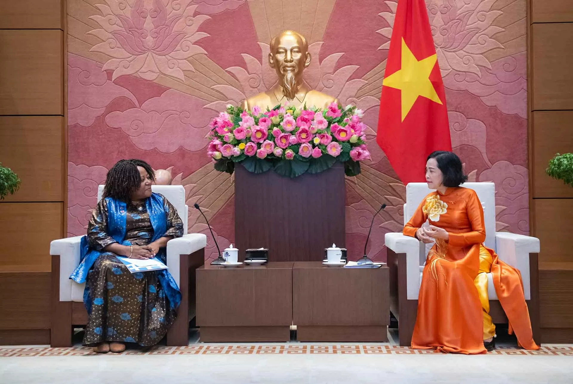 Việt Nam luôn coi trọng và cam kết mạnh mẽ trong việc bảo đảm bình đẳng giới và trao quyền cho phụ nữ Việt Nam luôn coi trọng và cam kết mạnh mẽ trong việc bảo đảm bình đẳng giới và trao quyền cho phụ nữ