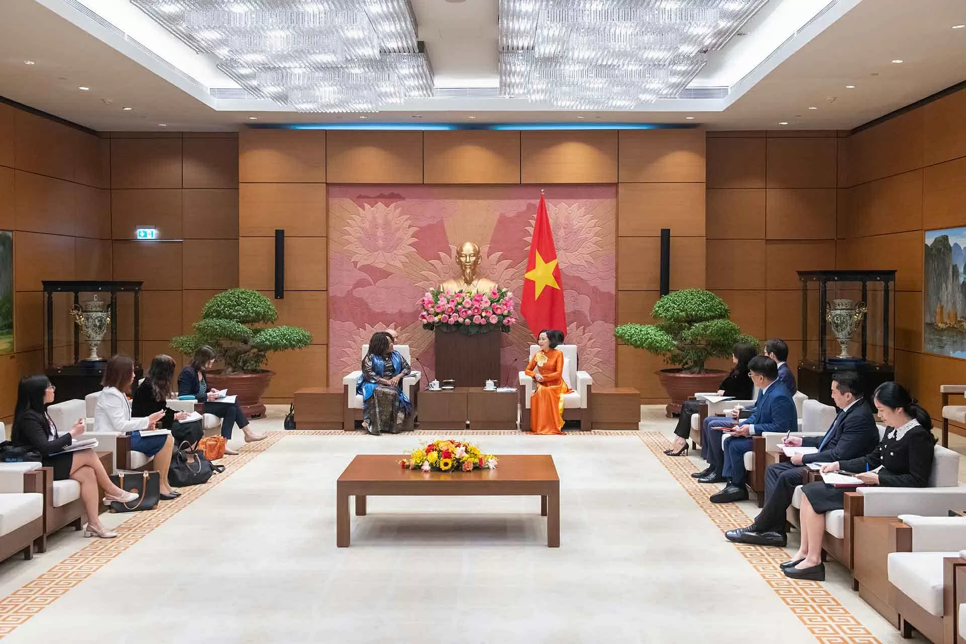 Việt Nam luôn coi trọng và cam kết mạnh mẽ trong việc bảo đảm bình đẳng giới và trao quyền cho phụ nữ Việt Nam luôn coi trọng và cam kết mạnh mẽ trong việc bảo đảm bình đẳng giới và trao quyền cho phụ nữ
