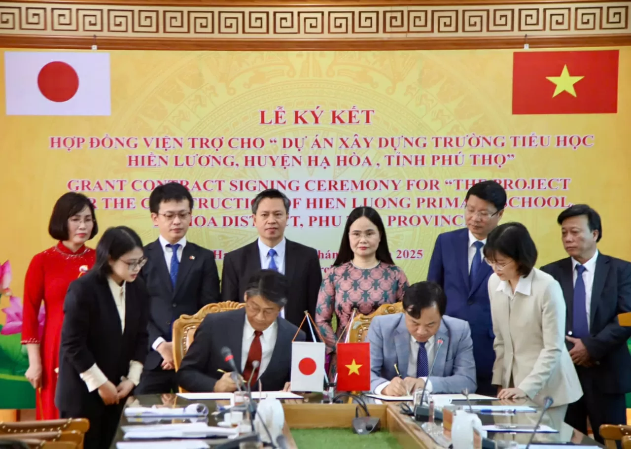 Đại sứ Nhật Bản và Chủ tịch UBND huyện Hạ Hòa ký quyết định tài trợ. (Nguồn: Sở Ngoại vụ Phú Thọ) Đại sứ Nhật Bản và Chủ tịch UBND huyện Hạ Hòa ký quyết định tài trợ. (Nguồn: Sở Ngoại vụ Phú Thọ)