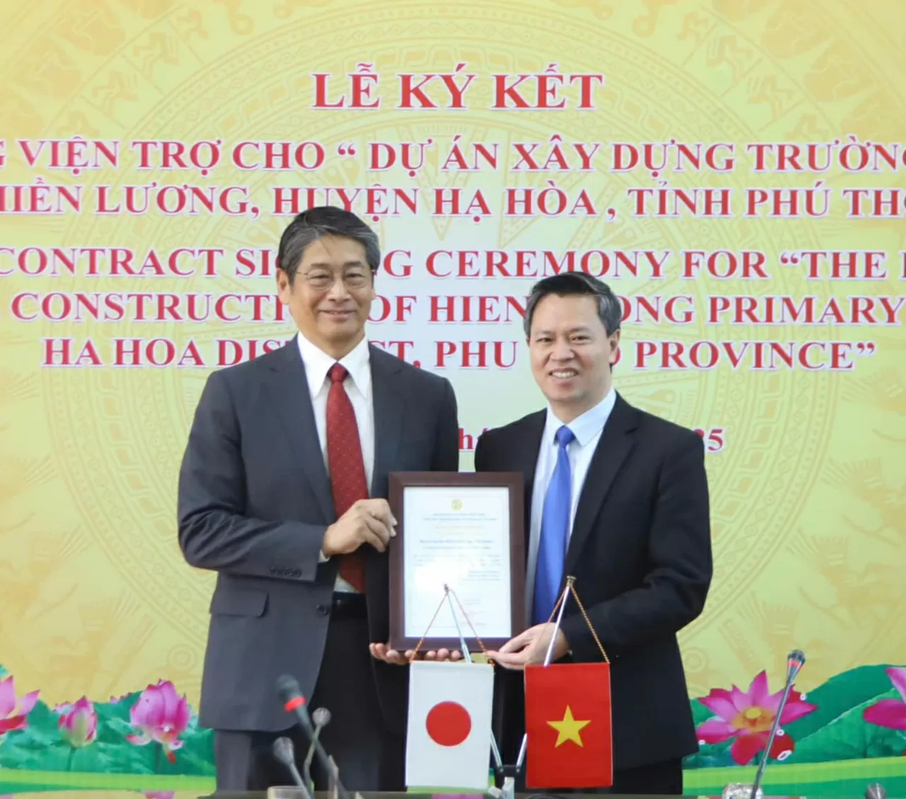 Giám đốc Sở Ngoại vụ Phú Thọ trao thư cảm ơn Đại sứ Nhật Bản. (Nguồn: Sở Ngoại vụ tỉnh Phú Thọ) Giám đốc Sở Ngoại vụ Phú Thọ trao thư cảm ơn Đại sứ Nhật Bản. (Nguồn: Sở Ngoại vụ tỉnh Phú Thọ)