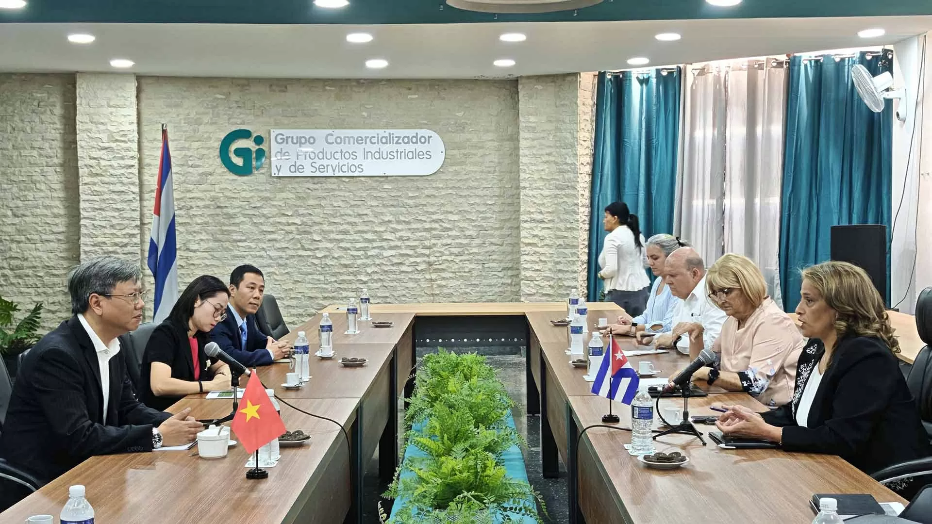 Đại sứ quán Việt Nam làm việc với Bộ Nội thương Cuba, thúc đẩy hợp tác kinh tế song phương Đại sứ quán Việt Nam làm việc với Bộ Nội thương Cuba, thúc đẩy hợp tác kinh tế song phương