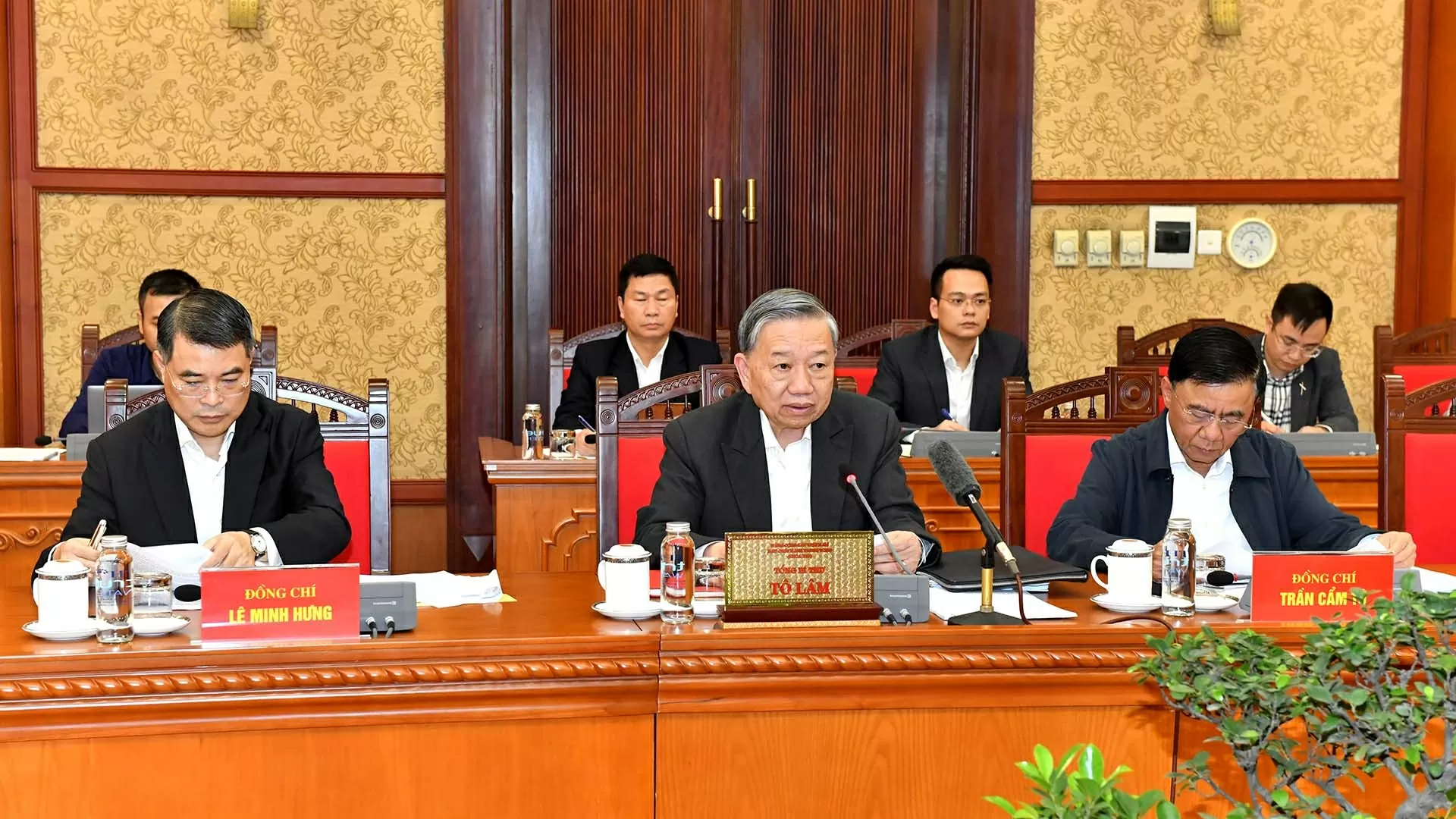 Phát huy tinh thần trách nhiệm, biến các mục tiêu của Nghị quyết 57 thành các kết quả cụ thể, thiết thực Phát huy tinh thần trách nhiệm, biến các mục tiêu của Nghị quyết 57 thành các kết quả cụ thể, thiết thực