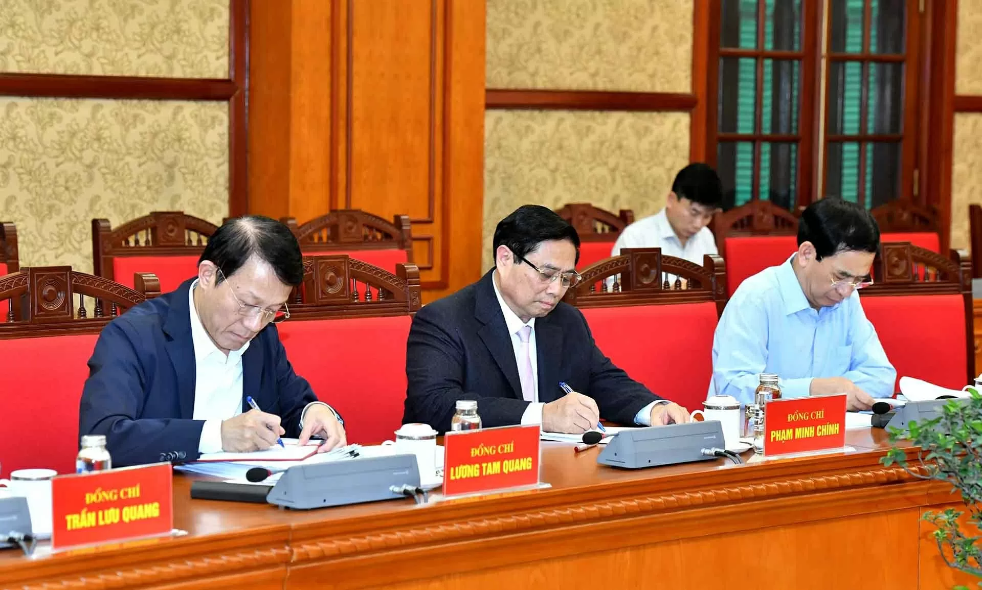 Phát huy tinh thần trách nhiệm, biến các mục tiêu của Nghị quyết 57 thành các kết quả cụ thể, thiết thực Phát huy tinh thần trách nhiệm, biến các mục tiêu của Nghị quyết 57 thành các kết quả cụ thể, thiết thực