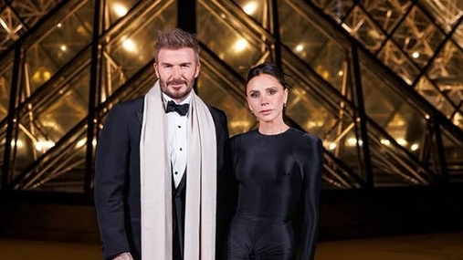 Hình ảnh vợ chồng cựu danh thủ David Beckham sang trọng dự tiệc tối Tuần lễ thời trang Paris 2025