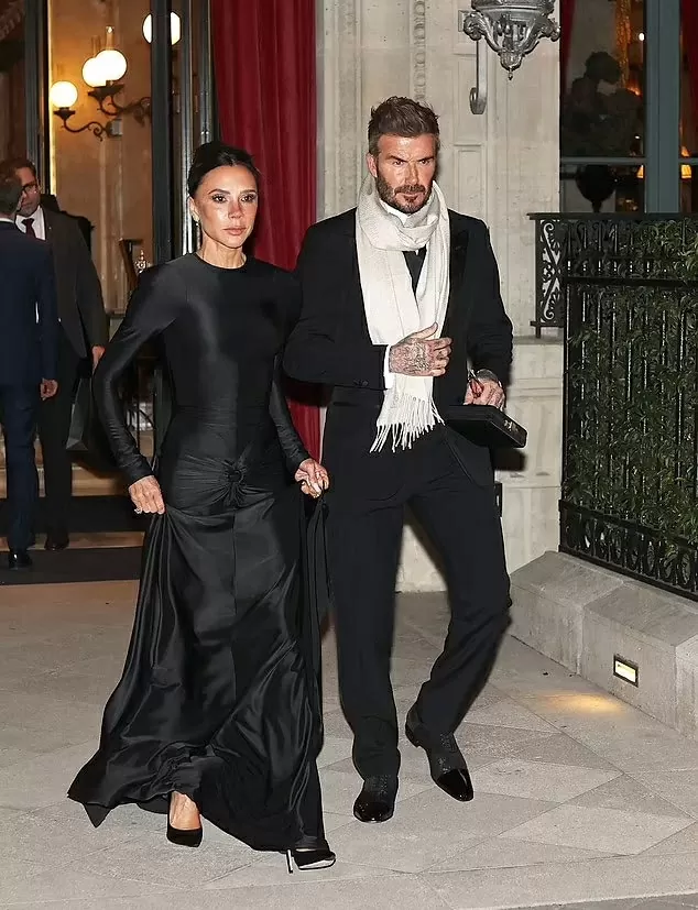 Cặp vợ chồng David Beckham cùng mặc đồ đen rời khách sạn ở Paris tới bữa tiệc tối tại Bảo tàng Louvre, sự kiện mở màn tuần lễ thời trang Paris 2025. Nhiều tên tuổi lớn làng thời trang dự gala diner để gây quỹ ủng hộ các dự án tu bổ và chương trình giáo dục của Bảo tàng Louvre.