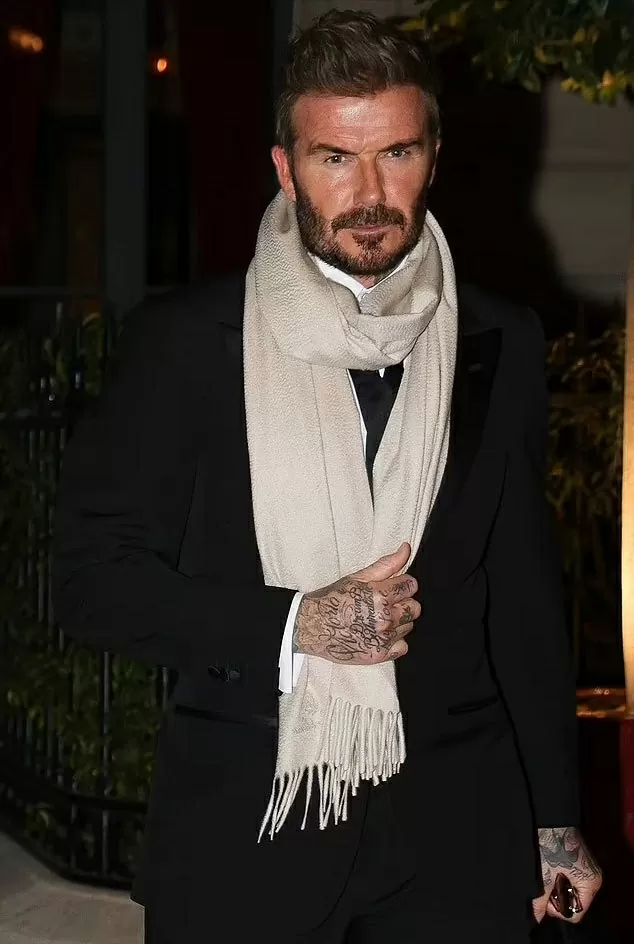 Hình ảnh vợ chồng cựu danh thủ David Beckham sang trọng dự tiệc tối Tuần lễ thời trang Paris 2025