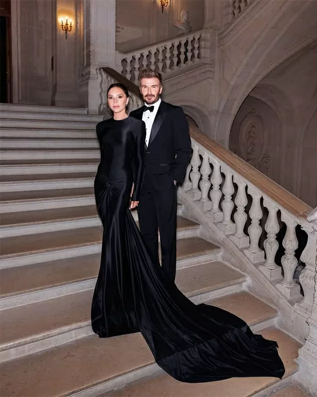 Hình ảnh vợ chồng cựu danh thủ David Beckham sang trọng dự tiệc tối Tuần lễ thời trang Paris 2025