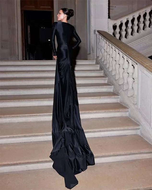 Hình ảnh vợ chồng cựu danh thủ David Beckham sang trọng dự tiệc tối Tuần lễ thời trang Paris 2025