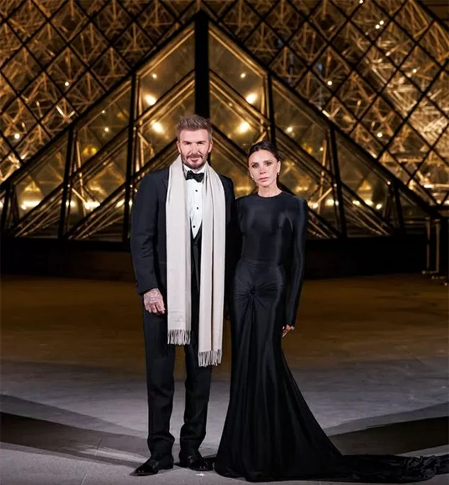 Hình ảnh vợ chồng cựu danh thủ David Beckham sang trọng dự tiệc tối Tuần lễ thời trang Paris 2025
