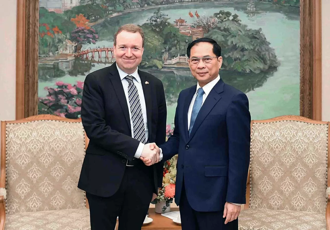 Phó Thủ tướng, Bộ trưởng Bộ Ngoại giao Bùi Thanh Sơn hoan nghênh Đoàn Ủy ban Chính sách Đối ngoại, Quốc hội Đan Mạch do Chủ nhiệm Ủy ban, ông Michael Aastrup Jensen làm Trưởng đoàn đến thăm và làm việc tại Việt Nam. (Ảnh:Thành Long) Phó Thủ tướng, Bộ trưởng Bộ Ngoại giao Bùi Thanh Sơn hoan nghênh Đoàn Ủy ban Chính sách Đối ngoại, Quốc hội Đan Mạch do Chủ nhiệm Ủy ban, ông Michael Aastrup Jensen làm Trưởng đoàn đến thăm và làm việc tại Việt Nam. (Ảnh:Thành Long)