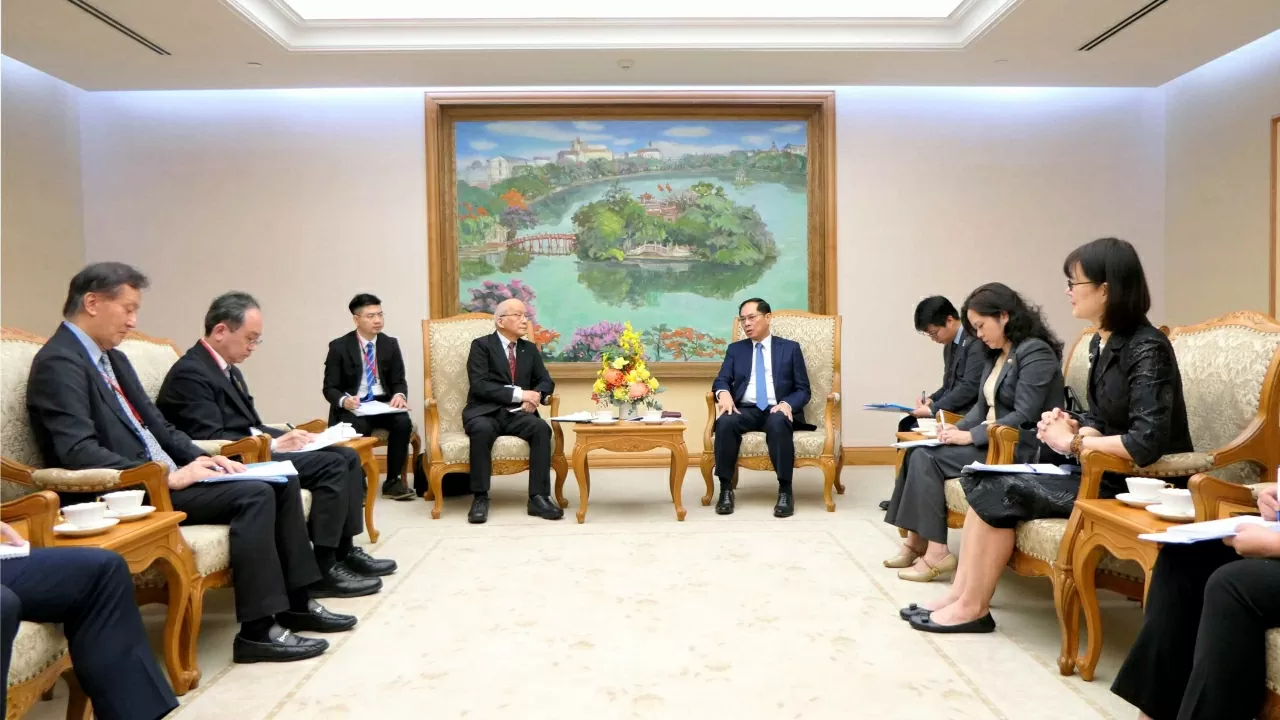 Phó Thủ tướng, Bộ trưởng Bùi Thanh Sơn đề nghị ông Kuratomi Sumio thúc đẩy hơn nữa liên kết kinh tế giữa Việt Nam với khu vực Kyushu. (Ảnh:Thành Long)