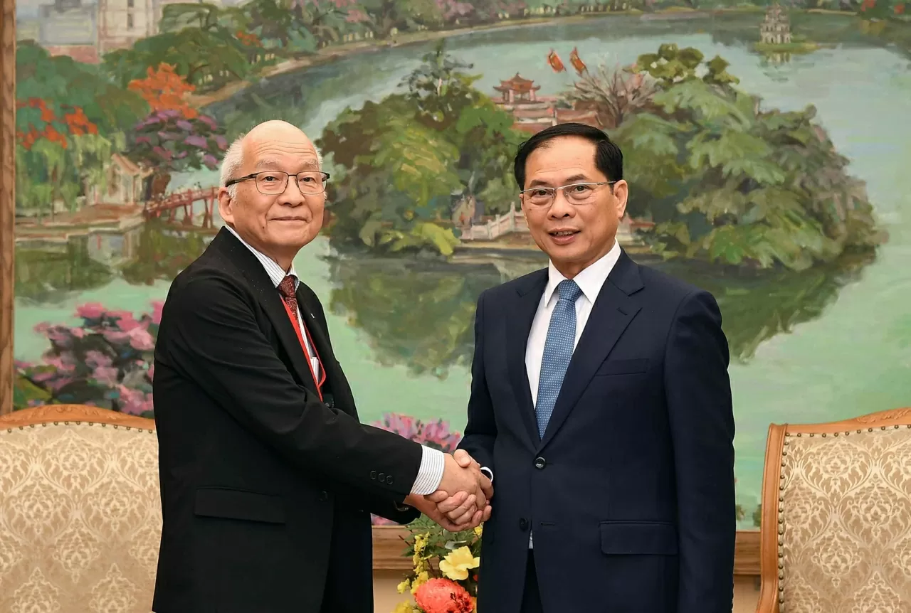 Phó Thủ tướng, Bộ trưởng Ngoại giao Bùi Thanh Sơn chào đón ông Kuratomi Sumio, Chủ tịch Liên đoàn Kinh tế Kyushu trong chuyến thăm Việt Nam của Liên đoàn. (Ảnh: Thành Long) Phó Thủ tướng, Bộ trưởng Ngoại giao Bùi Thanh Sơn chào đón ông Kuratomi Sumio, Chủ tịch Liên đoàn Kinh tế Kyushu trong chuyến thăm Việt Nam của Liên đoàn. (Ảnh: Thành Long)