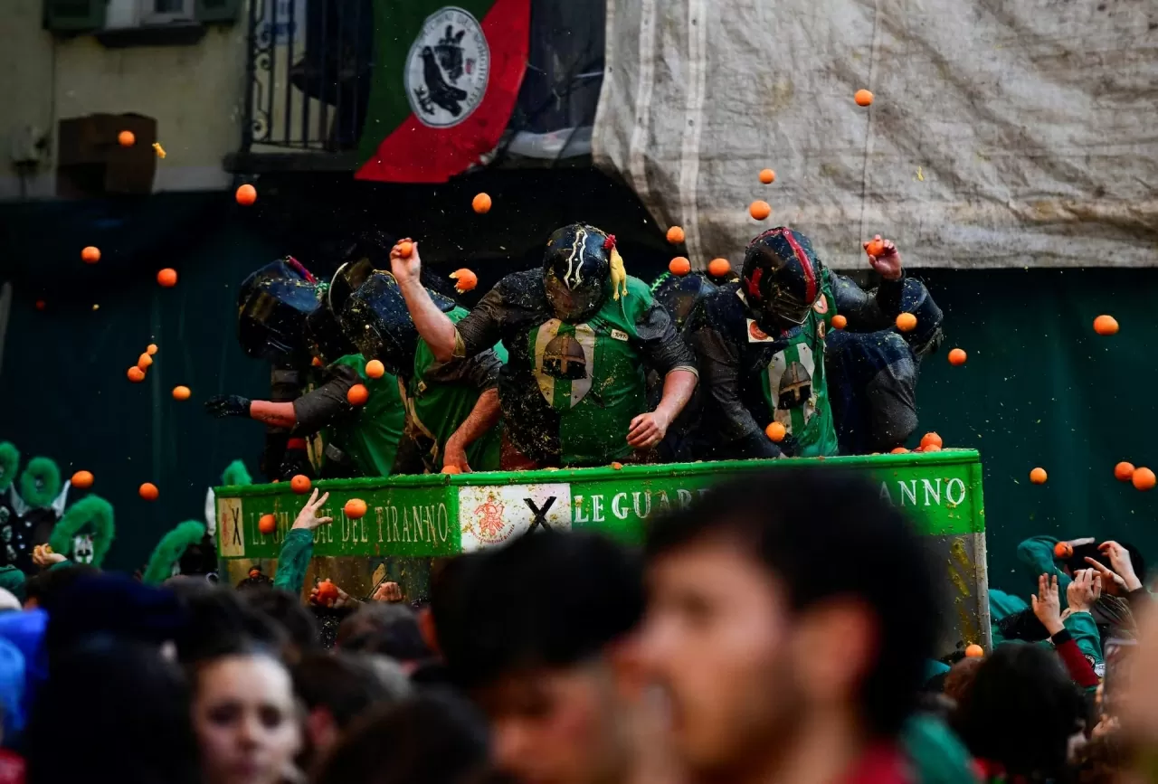 Lễ hội ném cam náo nhiệt ở Italy